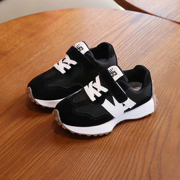 أحذية رياضية عالية الجودة مصممة كاجوال للفتيان . High Quality Designer Casual Boys Girls Mesh Breathable