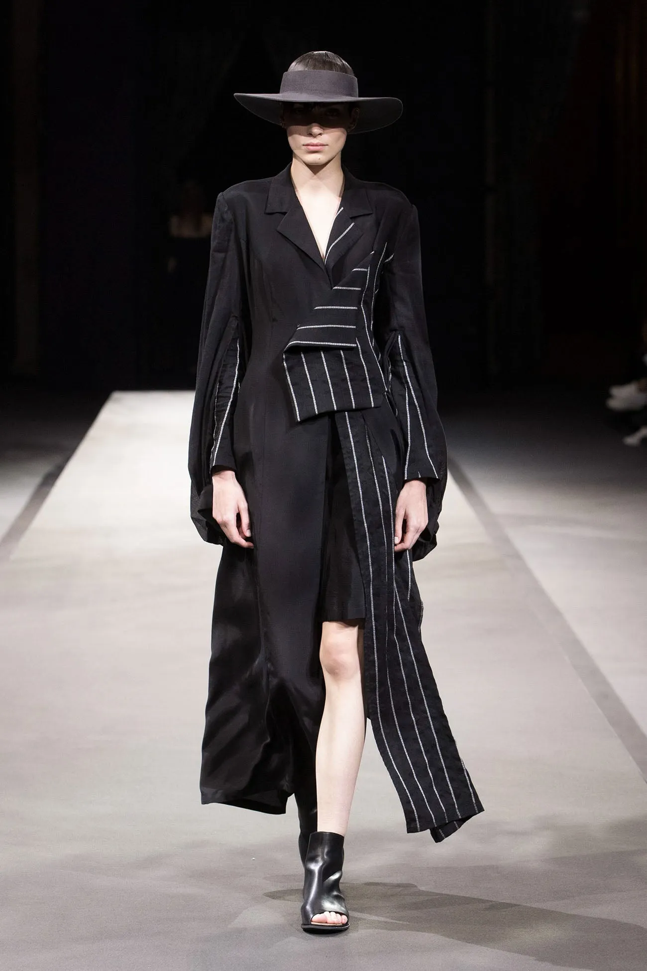 <207/1> <014/1> BISHOP SLEEVES LONG COAT